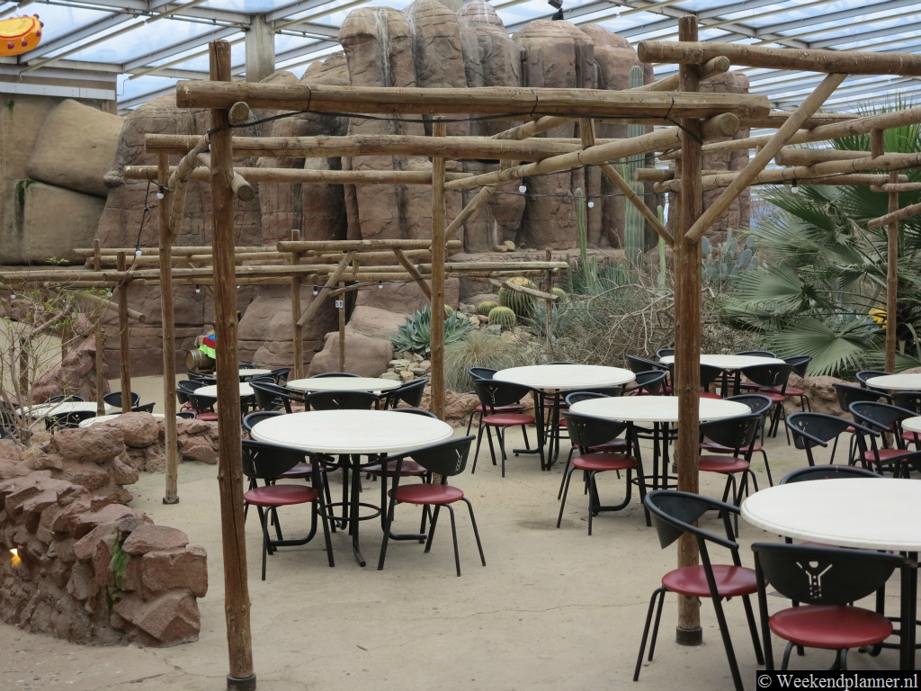 Een terras in Mexicaanse stijl in de woestijn van Burgers' Zoo.
